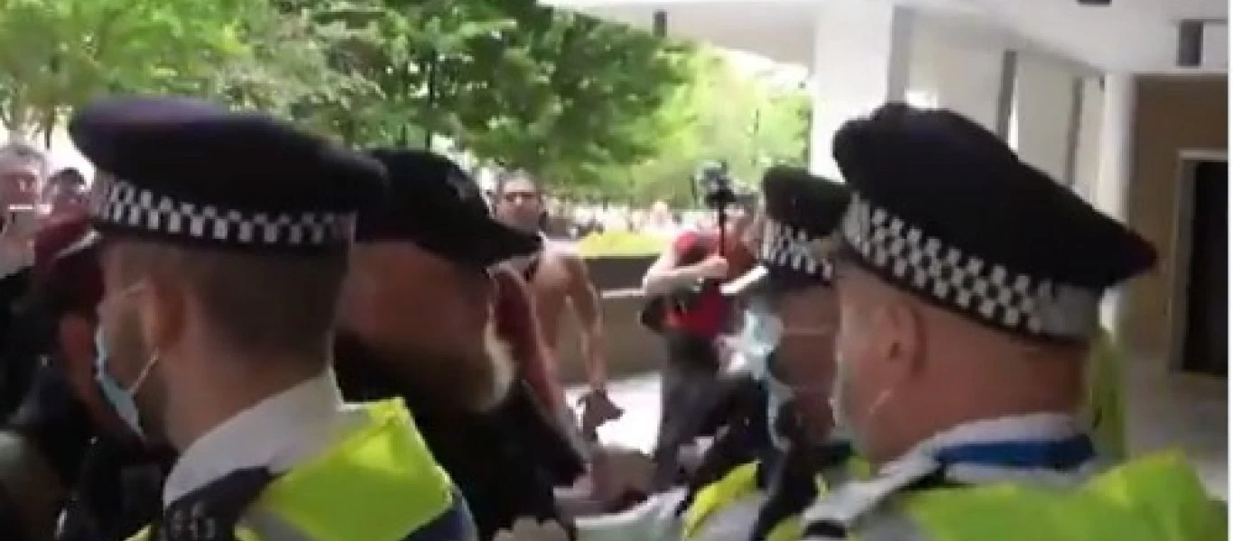 Λονδίνο: Διαδηλωτές κατά του υποχρεωτικού εμβολιασμού επιχείρησαν να μπουν στο BBC (βίντεο)